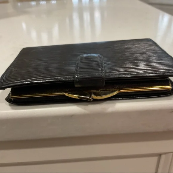 Louis Vuitton EPI Kisslock Wallet Black - Picture 4 of 16